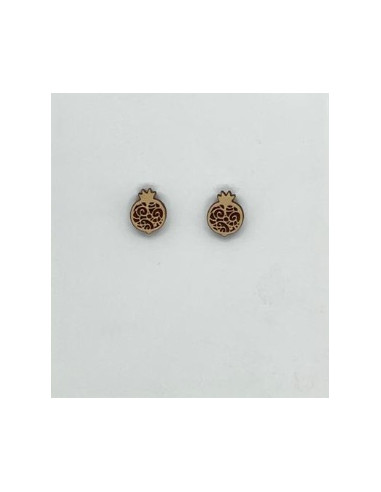 Small wooden macramé design stud...