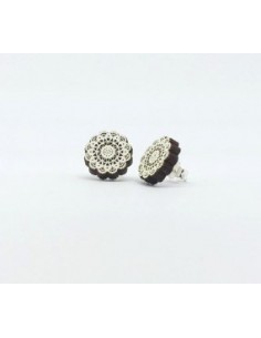 Small wooden Portuguese macramé design stud earrings -...